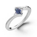 Zlatý dámský prsten DF 6162 z bílého zlata, modrý safír s diamanty